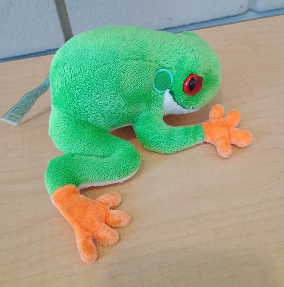 Mary Meyer Rainforest Alliance Green Realistic Tree Frog Plush - Picture 3 of 12